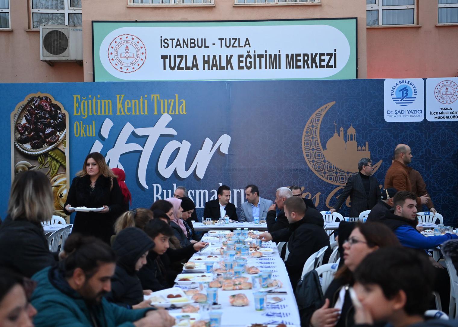 TUZLA BELEDİYE BAŞKANI, HALK EĞİTİM MERKEZİ ÖĞRETMENLERİ İLE İFTARDA BİR ARAYA GELDİ