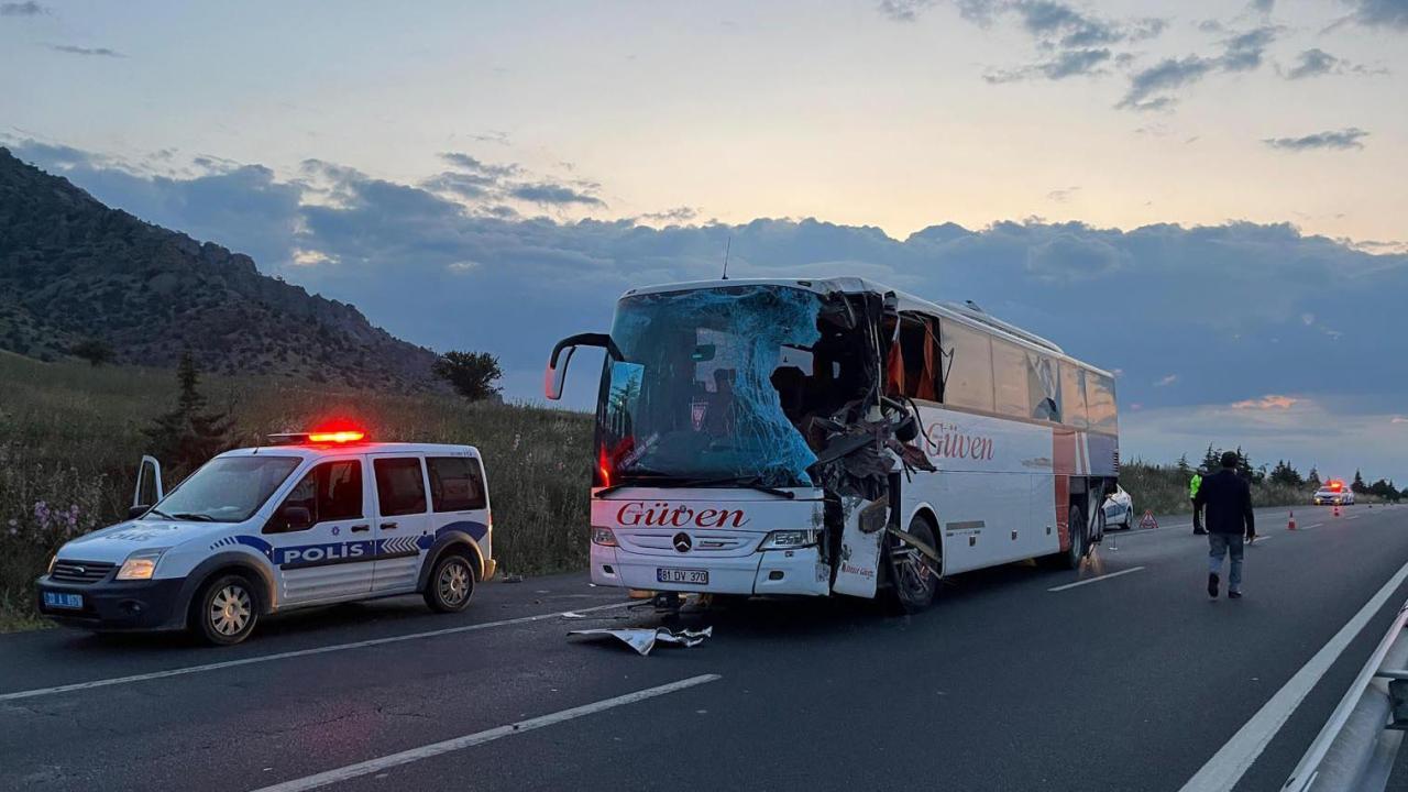 KARŞI ŞERİDE GEÇEN TIR OTOBÜSLE KAFA KAFAYA ÇARPIŞTI