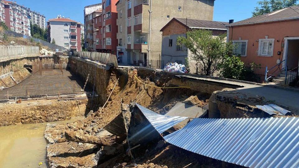 İSTANBUL SARIYER'DE YOL ÇÖKTÜ.