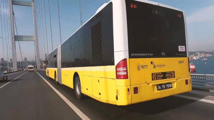 İSTANBUL’DA İETT OTOBÜSÜ TRAMVAYA ÇARPTI