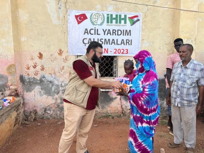 İHH SUDAN’A GÖNDERDİĞİ YARDIMLARIN DAĞITIMINA DEVAM EDİYOR