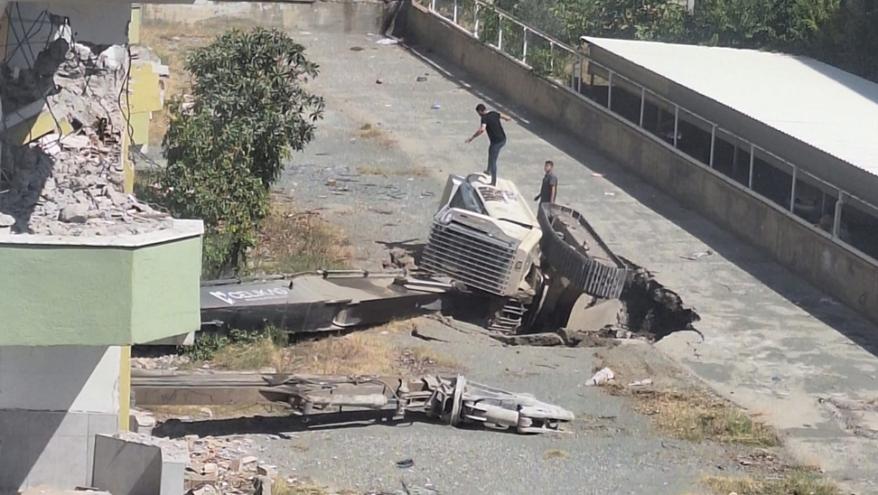 HATAY’DA İŞ MAKİNESİ TOPRAĞA GÖMÜLDÜ