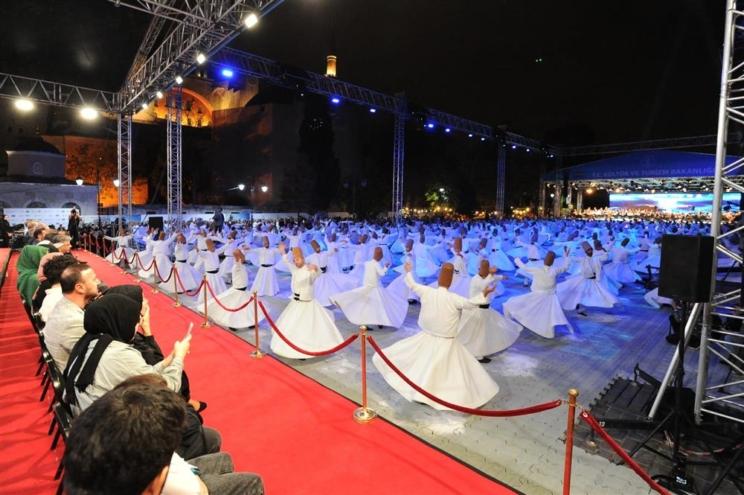 750 SEMAZENDEN SULTANAHMET MEYDANI’NDA SEMA GÖSTERİSİ