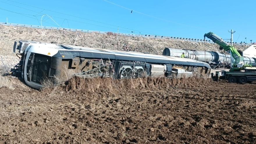 KIRIKKALE’DE YÜK TRENİ RAYDAN ÇIKARAK DEVRİLDİ: 2 KİŞİ YARALANDI