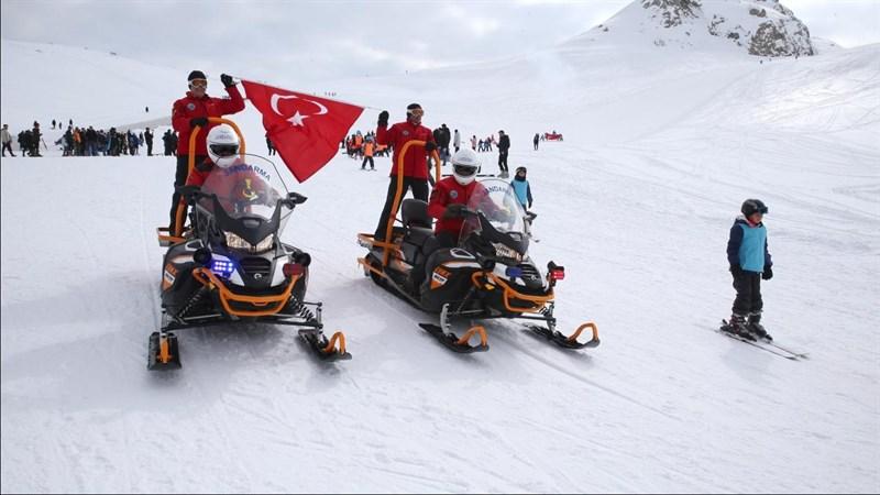 HAKKÂRİ’DE 5. KAR FESTİVALİ DÜZENLENDİ