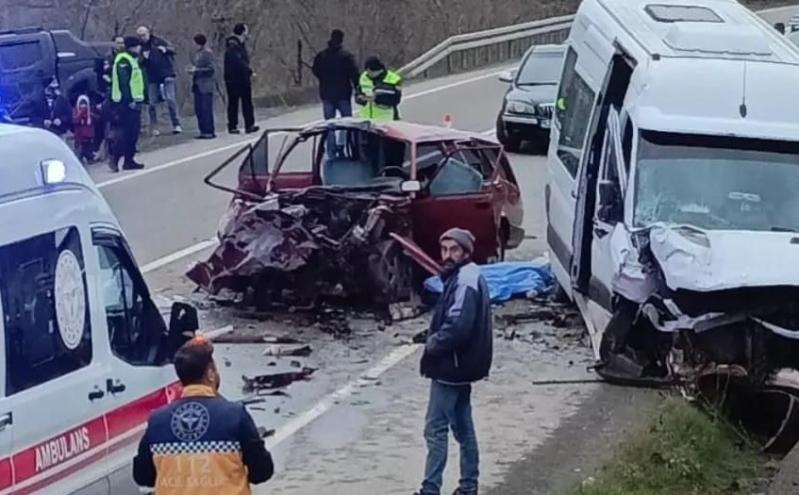 MESUDİYE’DE OTOMOBİL İLE MİNİBÜS ÇARPIŞTI: 2 ÖLÜ, 1 YARALI