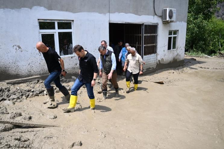 ERZURUM’DA SEL BİR MAHALLEYİ YIKTI GEÇTİ