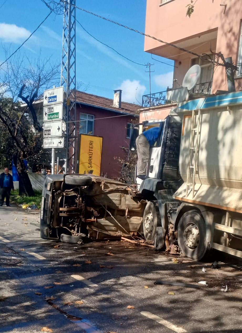 GÖKMASLI’DA KAMYON DURAN DÖRT ARACI BİÇTİ!